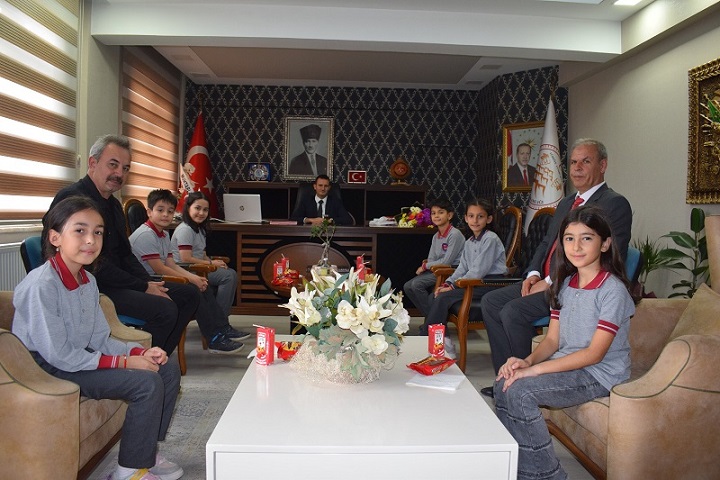 Ahmetli Barbaros İlkokulu öğretmen ve öğrencileri  Kaymakamımız Sn. Mehmet Akif TEMUR' u makamında ziyaret ettiler.