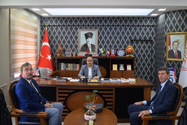 Ahmetli Yüksekokulu Müdürü olarak ataması yapılan Doç. Dr. Alpay BİZBİRLİK, Sayın Kaymakamımıza ziyarette bulunarak görevine başladı. 